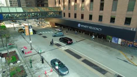 traffic-in-front-of-Hyatt-Regency-Chicago