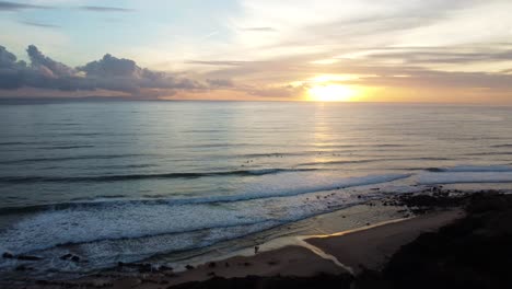 Sandige-Küste-Und-Leuchtender-Sonnenuntergang,-Drohnenansicht-Aus-Der-Luft