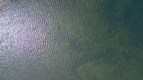 Plätscherndes-Wasser-Eines-Transparenten-Ozeans-Bei-Sonnenaufgang