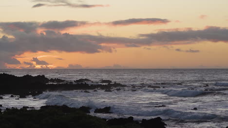 Wellen-Rauschen-Und-Krachen-Am-Felsigen-Strand-Von-Hawaii-Bei-Ruhigem-Sonnenuntergang