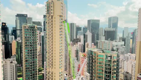 Turmdrehkran-Bewegt-Sich-Bei-Tageslicht-Zwischen-Modernen-Wolkenkratzern-In-Hongkong