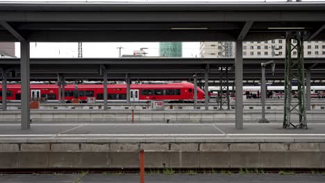 Toma-De-Establecimiento-En-Cámara-Lenta-De-Un-Tren-Regional-En-La-Estación-Central-De-Frankfurt