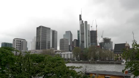 Frankfurter-Skyline-An-Bewölktem-Tag-Von-Der-Anderen-Seite-Des-Mains-Aus-Gesehen