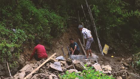 Hombres-Rompiendo-Piedras-Con-Un-Mazo-Para-Construir-Un-Sendero-En-Langtang,-Nepal