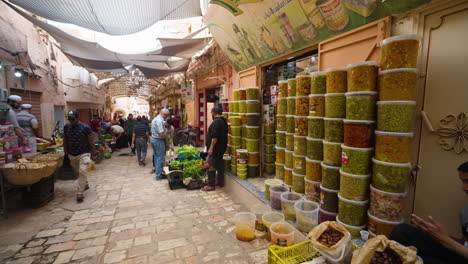 Hombres-En-Las-Concurridas-Calles-Del-Mercado-Tradicional-De-Ghardaia-En-Argelia