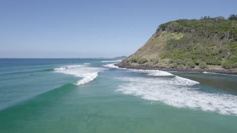 Gente-Surfeando-En-Burleigh-Heads-En-Gold-Coast,-Queensland,-Australia---Toma-Aérea-De-Drones