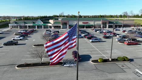 Amerikanische-Flagge-Weht,-Viele-Autos-Parken-Auf-Dem-Eingangsparkplatz-Eines-Riesigen-Lebensmittel--Und-Lebensmittelladens,-Mount-Joy,-USA