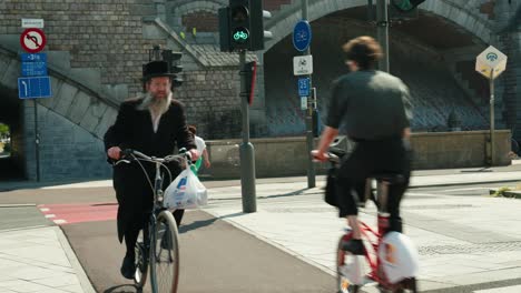 Hombre-Judío-En-Bicicleta-En-El-Distrito-De-Los-Diamantes,-Amberes,-Bélgica
