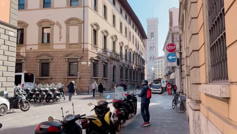 Florence-Cathedral-tower-and-narrow-streets-with-people-and-vehicles