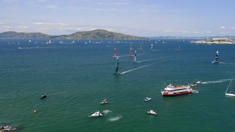 Schwenkende-Luftaufnahme-über-Booten,-Die-Die-Grand-Prix-Segelteams-Von-San-Francisco-Beim-Navigieren-An-Der-Küste-Beobachten