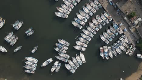 Geometrisches-Muster-Von-Booten-Im-Fischereihafen,-Während-Die-Luft-Darüber-Steigt