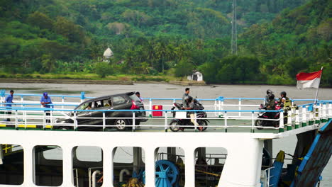 Passagiere-Und-Fahrzeuge-Bereiten-Sich-Darauf-Vor,-Von-Der-Fähre-Zwischen-Den-Inseln-In-Lembar,-Insel-Lombok,-Indonesien,-Auszusteigen