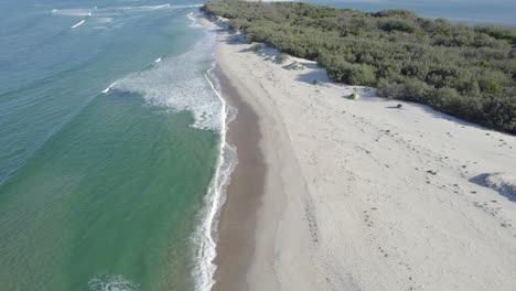 Hermosa-Playa-De-La-Isla-Bribie-En-Queensland,-Australia---Disparo-De-Drones