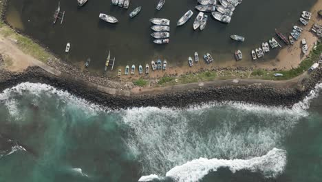 Steinmauer-Schützt-Fischerboote-Im-Yachthafen-Vor-Küstenwellen