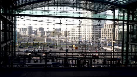 Innenansicht-Mit-Blick-Nach-Draußen-Durch-Die-Glasfassade-Am-Eingang-Des-Berliner-Hauptbahnhofs