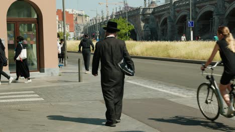 Diverse-society-of-mixed-race-people-in-the-Jewish-Antwerp-Diamond-district