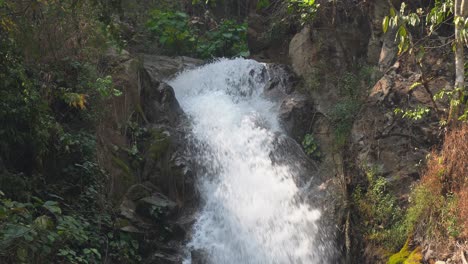 Detail:-Spitze-Eines-Kleinen-Wildwasser-Wasserfalls,-Der-Aus-Dem-Dschungellaub-Hervorbricht