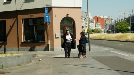 Pareja-Judía-Caminando-En-El-Distrito-De-Los-Diamantes-En-Amberes,-Bélgica-En-Un-Día-Soleado