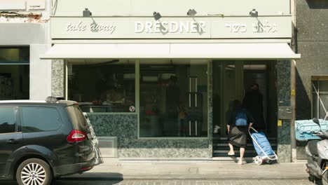 Los-Judíos-Entran-En-Una-Panadería-Judía-En-El-Distrito-De-Los-Diamantes-De-Amberes,-Bélgica