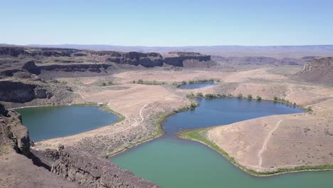Flyover-basalt-dyke-in-Potholes-Coulee-to-reveal-Ancient-Lakes,-WA