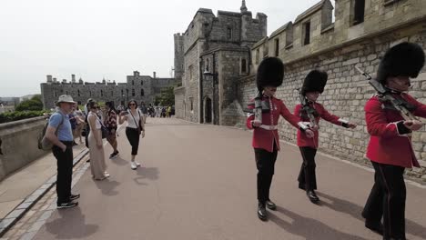 Shot-of-tourists-visiting-Windsor-Castle-during-daytime,-UK