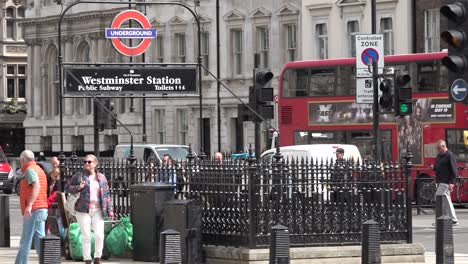 La-Gente-Pasa-Por-La-Entrada-Del-Metro-De-Westminster-A-Lo-Largo-De-Whitehall-En-Londres,-Reino-Unido