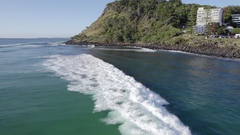 Surfer-Reitet-Auf-Einer-Rollenden-Welle-Im-Meer-Am-Burleigh-Beach-An-Der-Gold-Coast,-Queensland