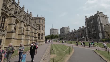 Aufnahme-Von-Touristen,-Die-Tagsüber-Das-Alte-Windsor-Castle-Besuchen