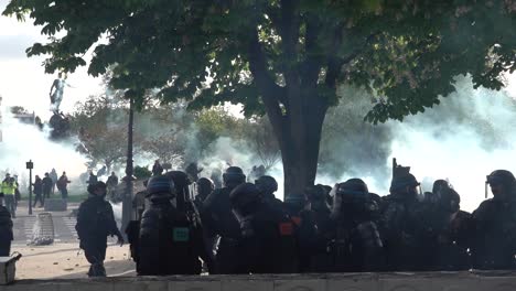 Nubes-De-Gas-Lacrimógeno-Y-Policía-Antidisturbios-Durante-Las-Protestas-Del-Primero-De-Mayo-En-París,-Francia