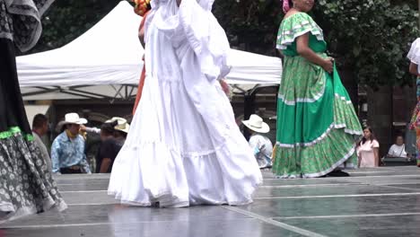 Bailarinas-Con-Vestidos-Folclóricos-Mexicanos
