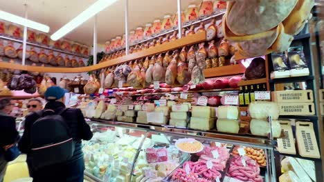 Prosciutto-Di-Parma-Und-Andere-Schinkensorten-Hängen-Im-Delikatessengeschäft-In-Italien