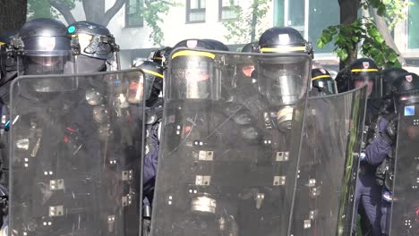 Die-Bereitschaftspolizei-Bereitet-Sich-Darauf-Vor,-Die-Menge-Der-Demonstranten-Während-Der-Maiproteste-In-Paris,-Frankreich,-Zu-Räumen
