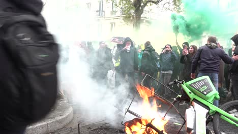 Randalierer-Hält-Schild-Vor-Brennendem-Fahrrad-In-Paris,-Frankreich