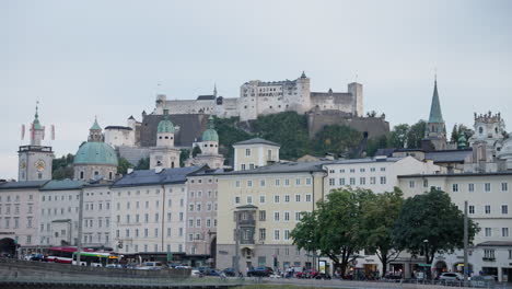 Una-Vista-Amplia-De-La-Fortaleza-Hohensalzburg,-Salzburgo,-Austria-A-La-Hora-Azul-Con-Un-Cielo-Despejado-Al-Fondo