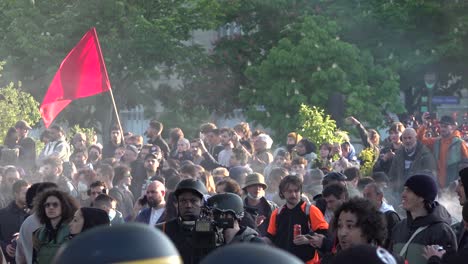 Linke-Proteste-Schwenken-Während-Der-1.-Mai-Proteste-In-Paris,-Frankreich,-Rote-Fahnen