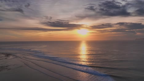 Drohnenclip-Eines-Goldenen-Sonnenuntergangs-über-Einem-Korallenriff-Brandungsbruch-In-Den-Tropen-Mit-Einer-Erstaunlichen-Reflexion,-Die-Von-Der-Meeresoberfläche-Reflektiert-Wird