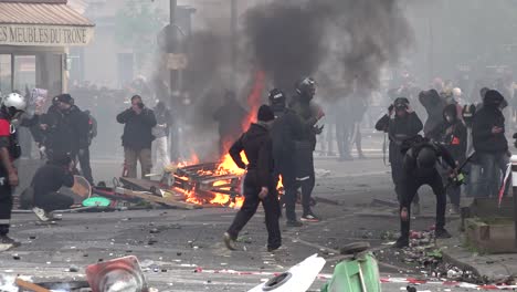 Los-Manifestantes-Inician-Un-Incendio-Durante-La-Protesta-Del-Primero-De-Mayo-En-París,-Francia.