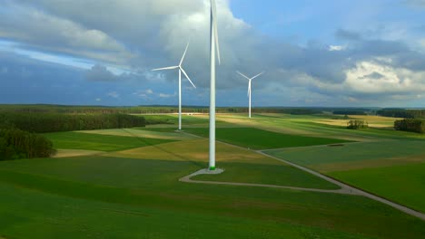 Ein-Atemberaubender-Blick-Auf-Drei-Windkrafttürme,-Die-In-Einer-Malerischen-Landschaft-Langsam-Ihre-Propeller-Drehen