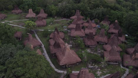 Vista-Aérea-De-Kampung-Situs-Yarro-Wora-En-La-Isla-De-Sumba-Indonesia-Durante-El-Amanecer