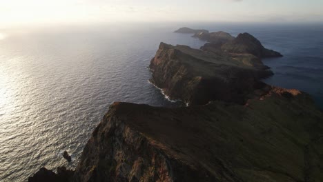 Madeira,-Küstenhügel,-Portugal,-Luftdrohne