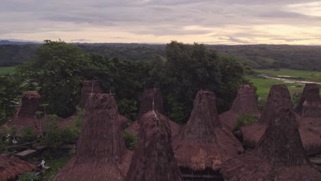 Enthüllungsaufnahme-Von-Kampung-Situs-Yarro-Wora-In-Sumba-Indonesien-Bei-Sonnenaufgang,-Luftaufnahme