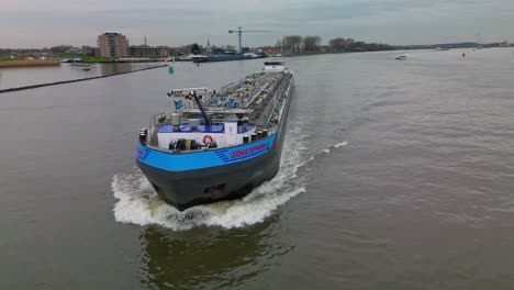 Motortanker,-Flüssigfrachtschiff-Leonie-Deymann-Segelt-Durch-Den-Fluss-Oude-Mass