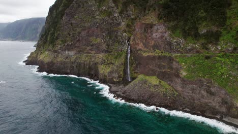 Drohne,-Küste-Auf-Madeira,-Großer-Wasserfall