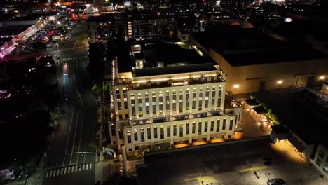 Sony-Entertainment-Building-Phase-II-En-El-Lote-De-Fotos,-órbita-Aérea-Nocturna