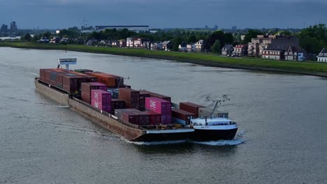 Panoramablick-Auf-Ein-Beladenes-Containerschiff,-Das-Durch-Den-Fluss-Noord-Fährt