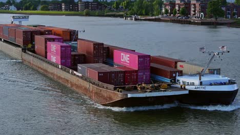 Ein-Beladenes-Containerschiff,-Das-Durch-Den-Fluss-Noord-Fährt