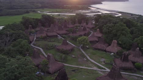 Panoramablick-Auf-Kampung-Situs-Yarro-Wora-Auf-Der-Insel-Sumba-Bei-Sonnenaufgang,-Luftaufnahme