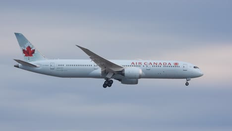 Avión-De-La-Compañía-Air-Canada-Volando.-Cielo-Azul