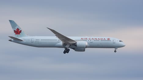 Flugzeug-Der-Air-Canada-Company-Fliegt.-Blauer-Himmel