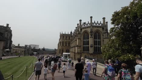 Shot-of-tourists-visiting-Windsor-Castle-during-daytime,-UK